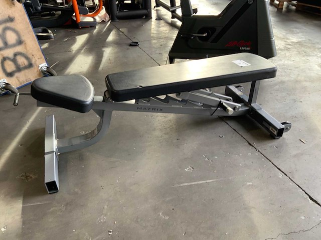 Matrix adjustable bench g1 krachtstation - afbeelding 1 van  4