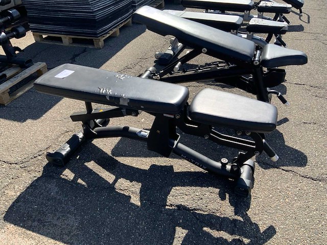 Matrix aura adjustable bench krachtstation - afbeelding 1 van  3