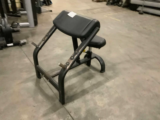 Matrix aura biceps curl krachtstation - afbeelding 1 van  4