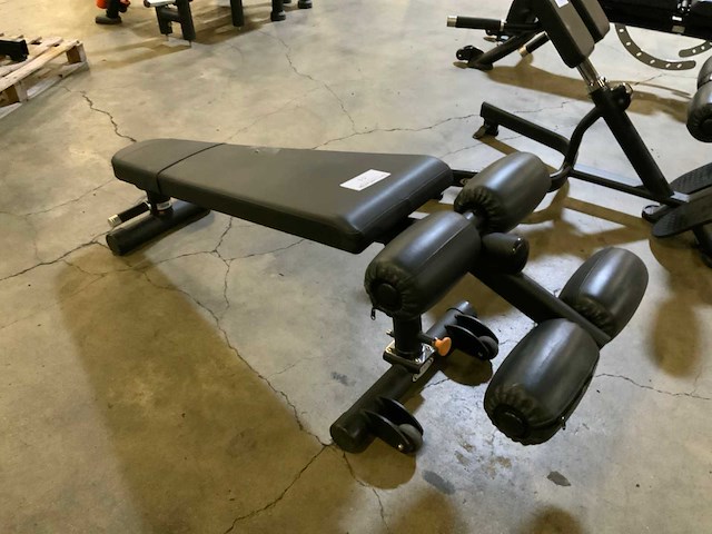 Matrix aura g3 abdominal crunch bench krachtstation - afbeelding 2 van  3