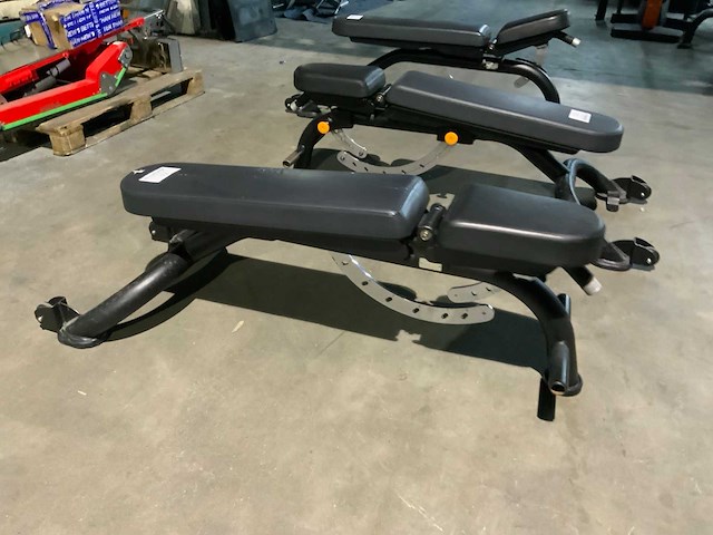 Matrix aura g3 adjustable bench krachtstation - afbeelding 1 van  5