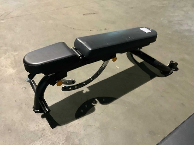 Matrix aura g3 adjustable bench krachtstation - afbeelding 4 van  5