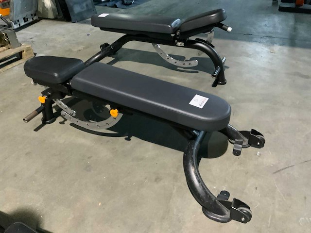 Matrix aura g3 adjustable bench krachtstation - afbeelding 1 van  3