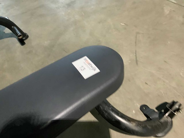 Matrix aura g3 adjustable bench krachtstation - afbeelding 2 van  3