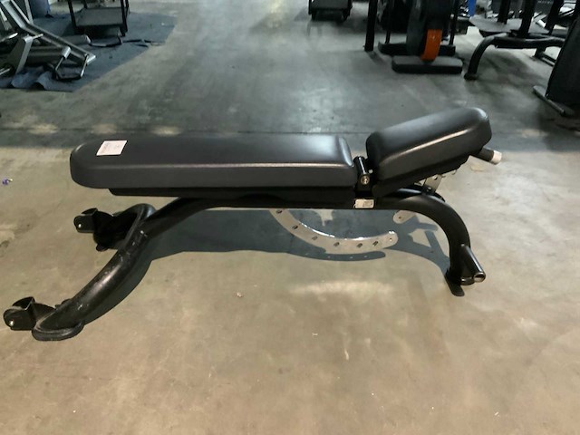 Matrix aura g3 adjustable bench krachtstation - afbeelding 1 van  4