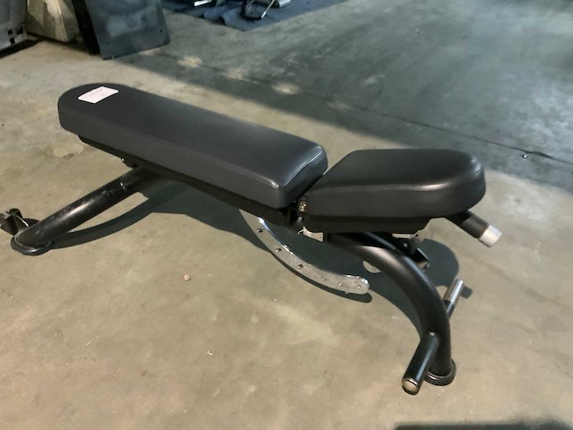 Matrix aura g3 adjustable bench krachtstation - afbeelding 2 van  4