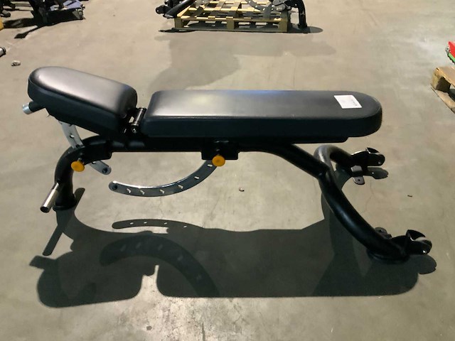 Matrix aura g3 adjustable bench krachtstation - afbeelding 3 van  4