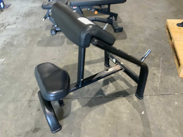 Matrix aura g3 biceps bench krachtstation - afbeelding 3 van  4
