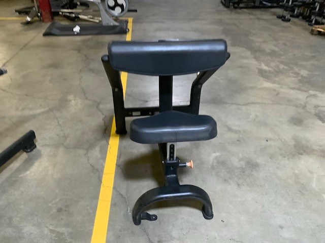 Matrix aura g3 biceps bench krachtstation - afbeelding 4 van  5