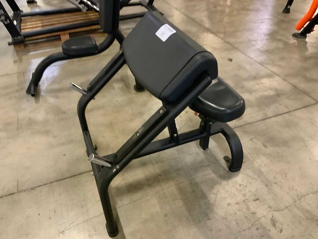 Matrix aura g3 biceps bench krachtstation - afbeelding 1 van  5