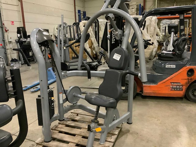 Matrix aura g3 chestpress krachtstation - afbeelding 1 van  5