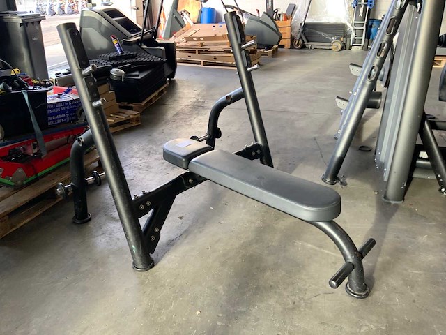 Matrix aura g3 olympic flat benchpress krachtstation - afbeelding 1 van  5