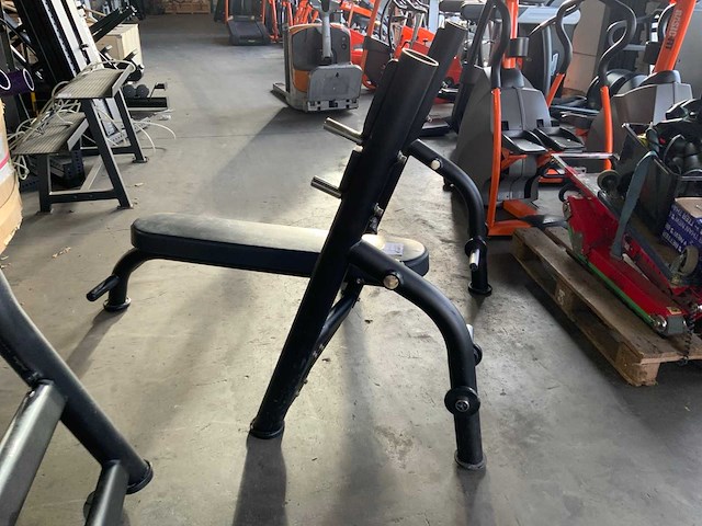 Matrix aura g3 olympic flat benchpress krachtstation - afbeelding 4 van  5