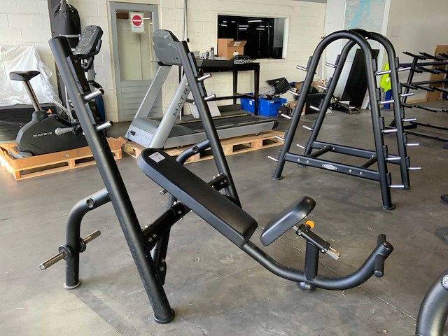 Matrix aura g3 olympic incline benchpress krachtstation - afbeelding 1 van  5