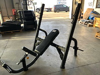 Matrix aura g3 olympic incline benchpress krachtstation - afbeelding 3 van  5