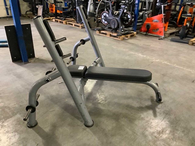 Matrix aura g3 olympische flat bench krachtstation - afbeelding 1 van  4