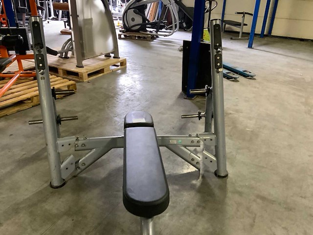 Matrix aura g3 olympische flat bench krachtstation - afbeelding 3 van  4