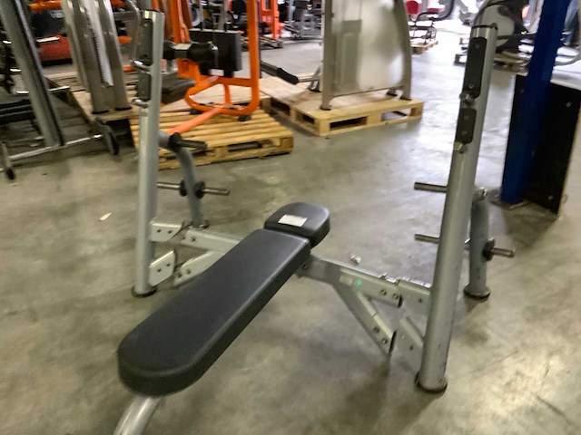 Matrix aura g3 olympische flat bench krachtstation - afbeelding 4 van  4