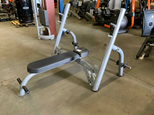Matrix aura olympische flat bench krachtstation - afbeelding 1 van  3
