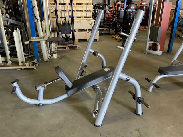 Matrix aura olympische incline bench krachtstation - afbeelding 1 van  5