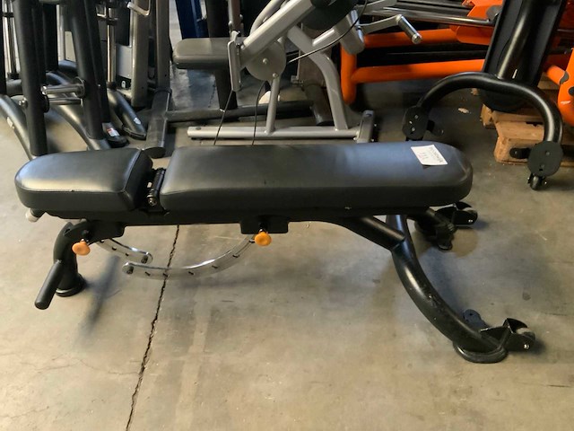 Matrix g3 adjustable bench black krachtstation - afbeelding 1 van  4