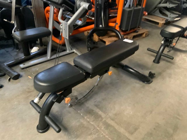 Matrix g3 adjustable bench black krachtstation - afbeelding 3 van  4