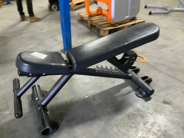 Matrix g3 adjustable bench krachtstation - afbeelding 3 van  4