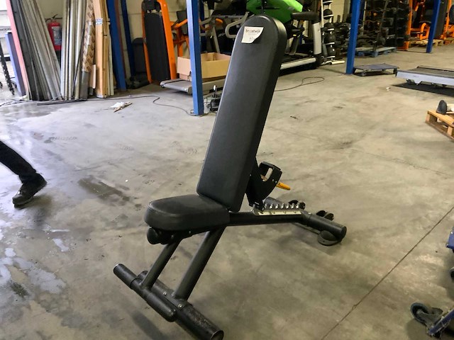 Matrix g3 adjustable bench krachtstation - afbeelding 1 van  5