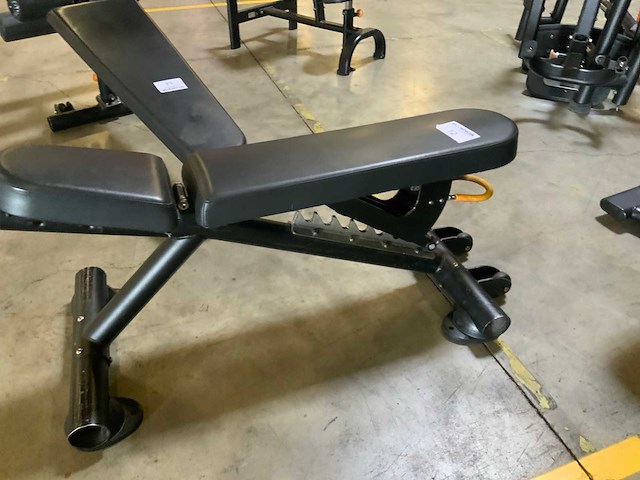 Matrix g3 adjustable bench krachtstation - afbeelding 1 van  5