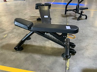 Matrix g3 adjustable bench krachtstation - afbeelding 2 van  5