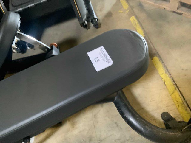 Matrix g3 adjustable bench krachtstation - afbeelding 2 van  4