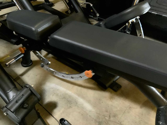 Matrix g3 adjustable bench krachtstation - afbeelding 3 van  4