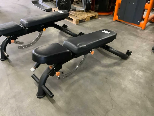 Matrix g3 adjustable bench krachtstation - afbeelding 3 van  3