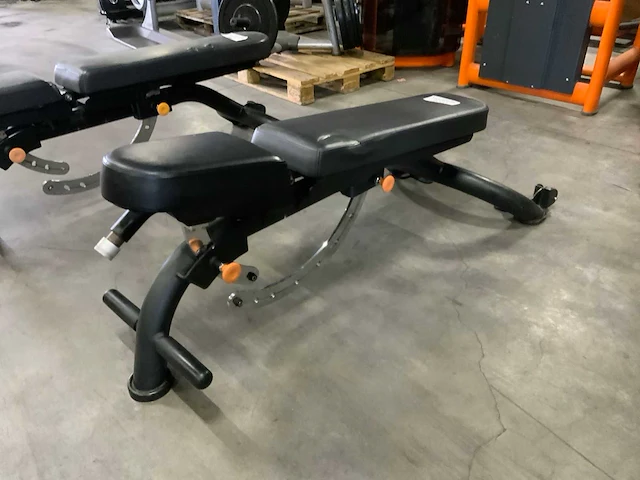 Matrix g3 adjustable bench krachtstation - afbeelding 1 van  3