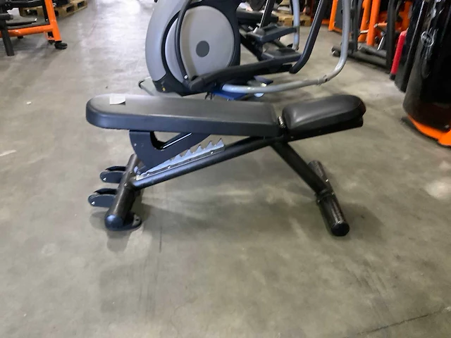 Matrix g3 adjustable bench krachtstation - afbeelding 1 van  3