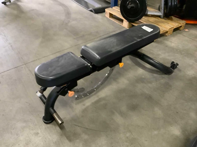Matrix g3 adjustable bench krachtstation - afbeelding 2 van  3