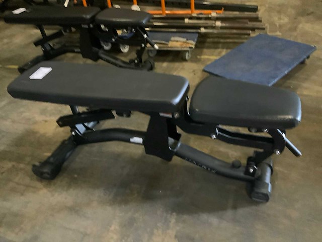 Matrix magnum adjustable bench krachtstation - afbeelding 2 van  5