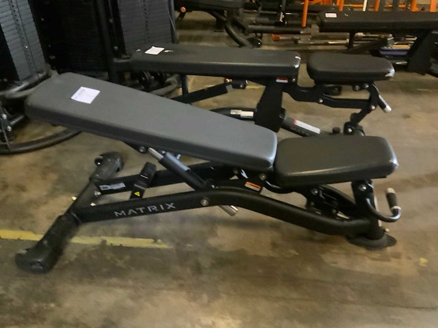Matrix magnum adjustable bench krachtstation - afbeelding 1 van  4