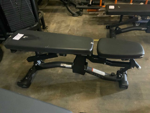 Matrix magnum adjustable bench krachtstation - afbeelding 1 van  4