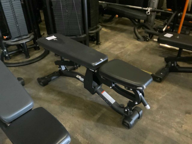Matrix magnum adjustable bench krachtstation - afbeelding 2 van  4