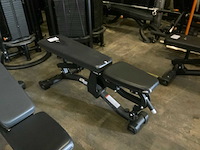 Matrix magnum adjustable bench krachtstation - afbeelding 2 van  4
