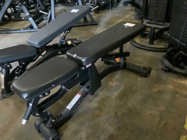 Matrix magnum adjustable bench krachtstation - afbeelding 3 van  4