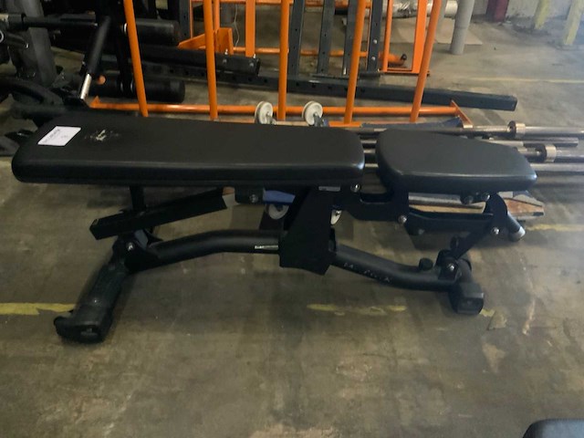 Matrix magnum adjustable bench krachtstation - afbeelding 1 van  3