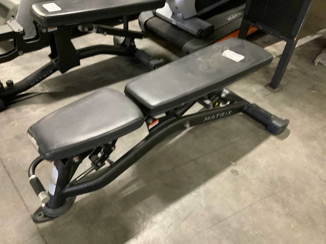 Matrix magnum adjustable bench krachtstation - afbeelding 2 van  4