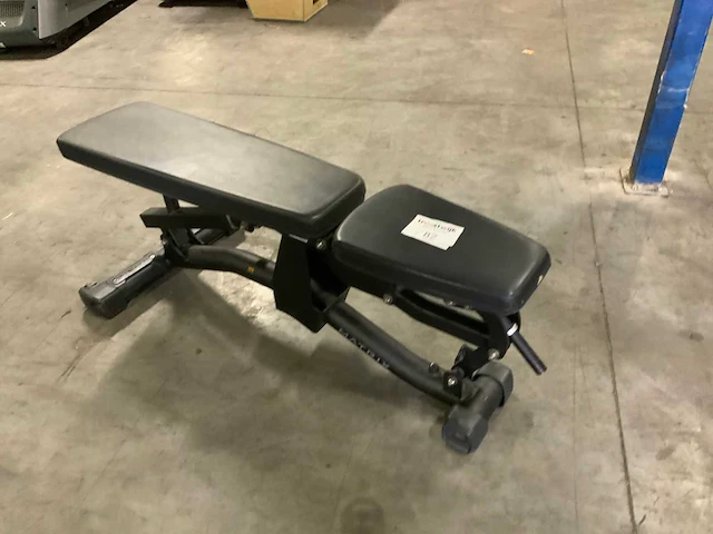 Matrix magnum adjustable bench krachtstation - afbeelding 2 van  4
