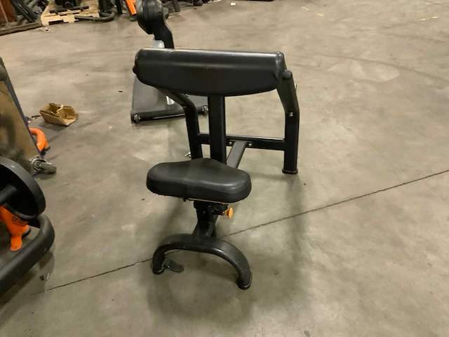 Matrix magnum biceps curl krachtstation - afbeelding 3 van  4