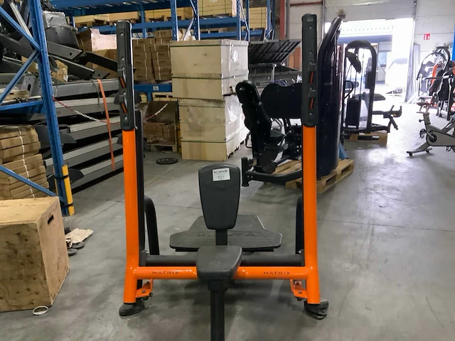 Matrix magnum shoulderpress bench krachtstation - afbeelding 1 van  3