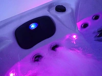 Mawialux 5-persoons buitenspa met balboa en wifi (bomvol opties en 83 massage jets) - witte kuip - afbeelding 8 van  129