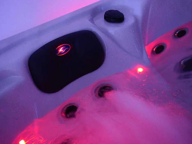 Mawialux 5-persoons buitenspa met balboa en wifi (bomvol opties en 83 massage jets) - witte kuip - afbeelding 9 van  129