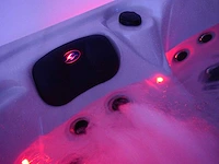 Mawialux 5-persoons buitenspa met balboa en wifi (bomvol opties en 83 massage jets) - witte kuip - afbeelding 9 van  129